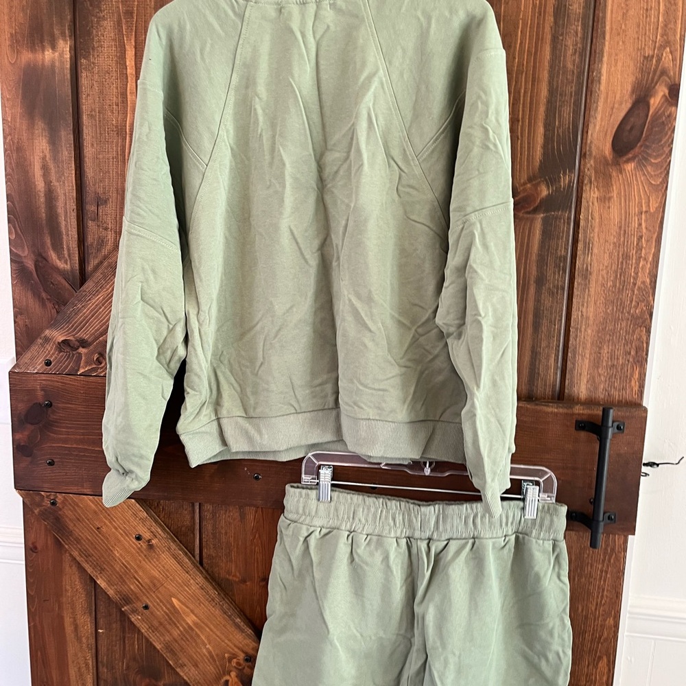 Women’s Oversized Sweatshirt and Shorts Set NWT shorts have pockets